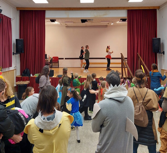 Animatorke na pustnem rajanju